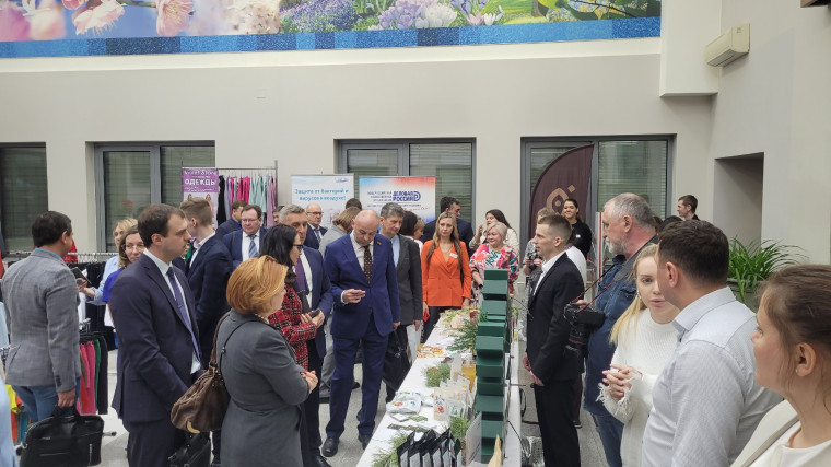 Красноярские предприниматели представили свою продукцию на региональном форуме «Крепкие семьи великой России». Красноярские предприниматели представили свою продукцию на региональном форуме «Крепкие семьи великой России».